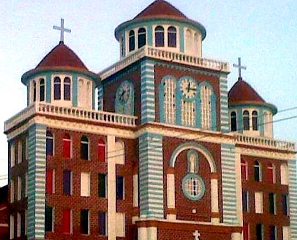 Fasad katedral Pòdpè ak twa kloche li yo.